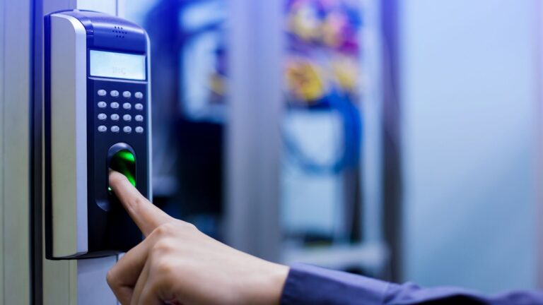 Industrial site security combining access control, IoT monitoring and AI video analytics