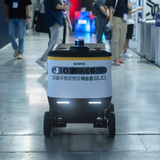 Autonomous Mobile Robot Singapore: Avoid 4 Costly AGV Problems
