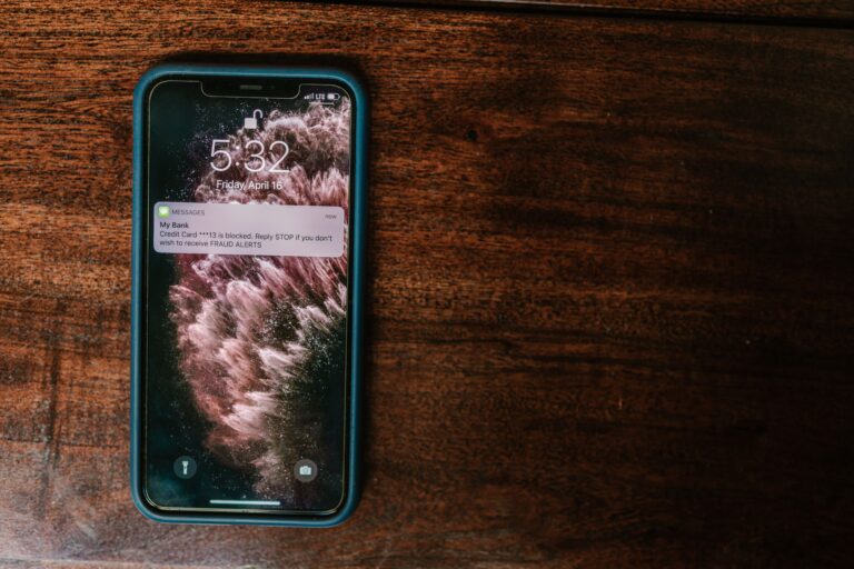 Smartphone menampilkan notifikasi bank, ilustrasi pentingnya pencegahan rekening bodong pada pembukaan rekening digital