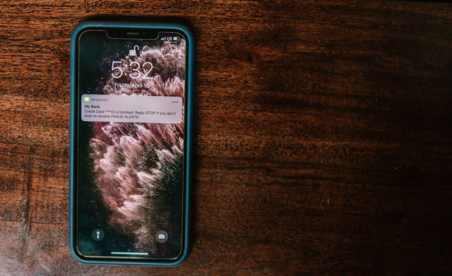 Smartphone menampilkan notifikasi bank, ilustrasi pentingnya pencegahan rekening bodong pada pembukaan rekening digital